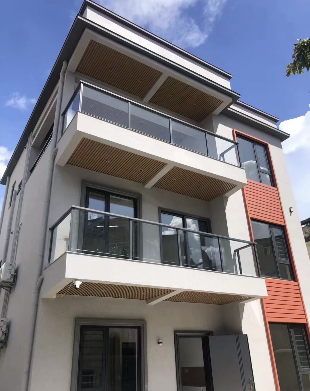 Aluminium Railing With Glass Panels